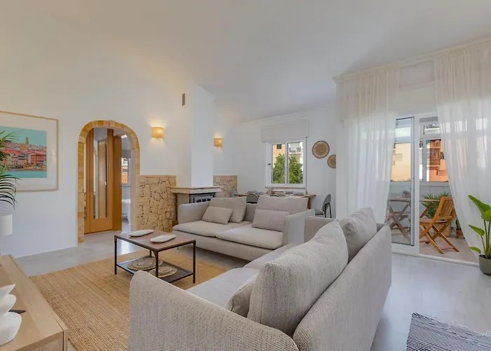 4 Bed Spacious New Renovated, Free Parking Close Pero Dias foto